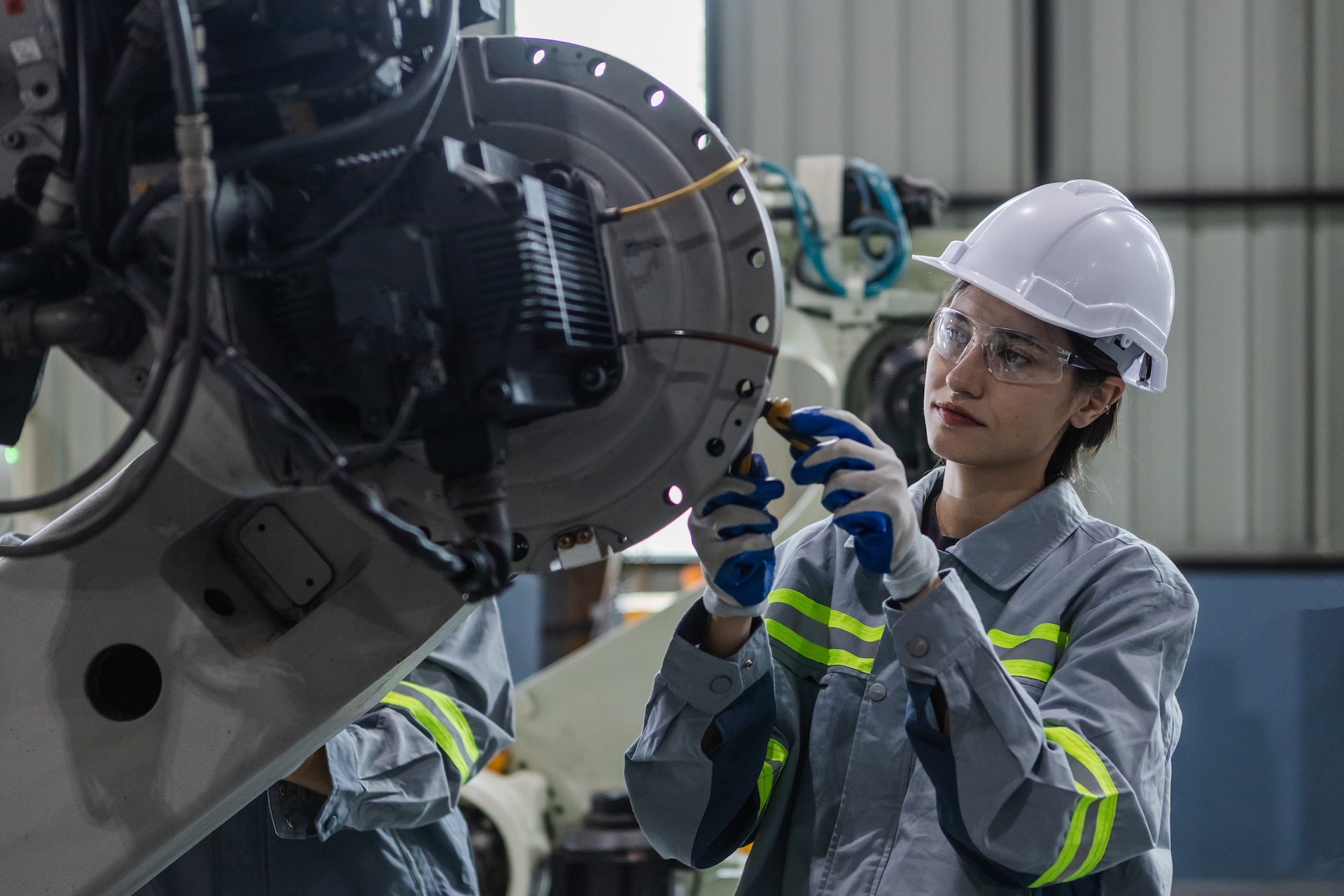 WhatzIndustry - engineers woman maintenance robotic arm female te 2025 03 09 21 38 28 utc