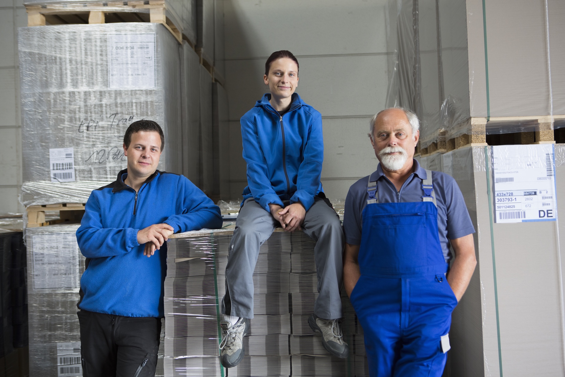 WhatzIndustry - portrait of team of factory workers 2025 04 04 21 11 39 utc